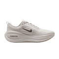 Nike Vomero Plus College Grey Light Iron Ore Gum